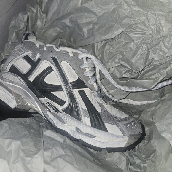 Balenciaga Women Sneakers - Picture 2 of 5